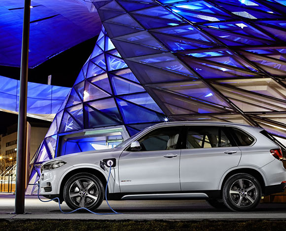 تعرف إلى أحدث سيارات بي إم دبليو رباعية الدفع الجديدة X5 xDrive40e