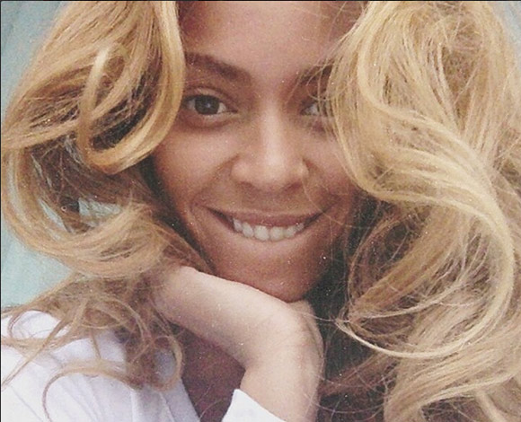 نجمات تتباهين على الإنترنت بإطلالاتهن المثيرة بدون ماكياج