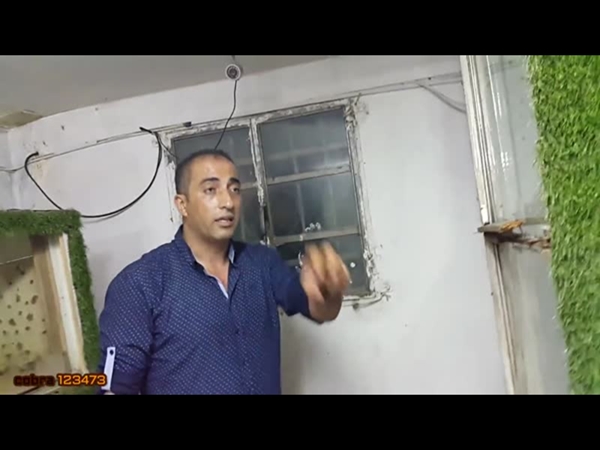 شاهد كيف تمكن من إمساك هذا الثعبان السام باحترافية
