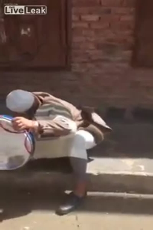 كيف تلقى هذا المتسول صفعة الرياح له .. شاهد الفيديو