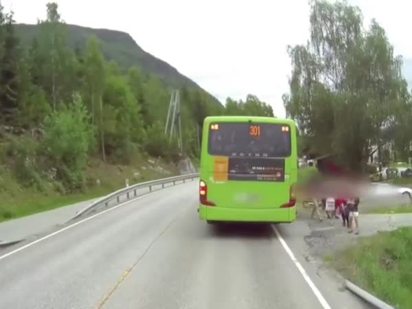 بالفيديو .. طفل ينجو بحياته في اللحظة الأخيرة قبل أن تدهسه الشاحنة