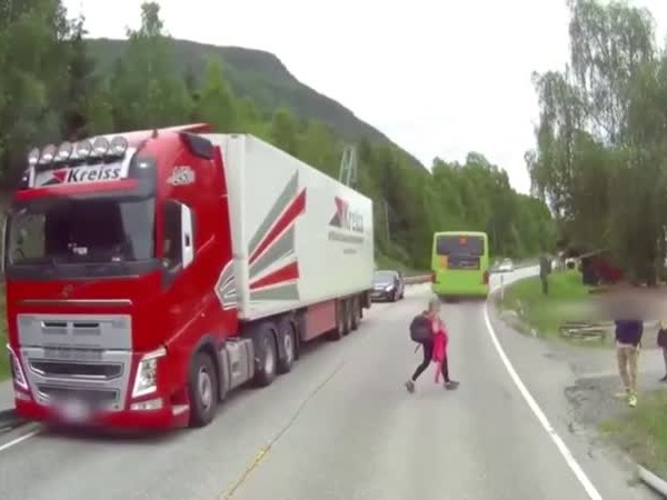 بالفيديو .. طفل ينجو بحياته في اللحظة الأخيرة قبل أن تدهسه الشاحنة