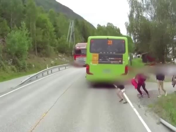 بالفيديو .. طفل ينجو بحياته في اللحظة الأخيرة قبل أن تدهسه الشاحنة