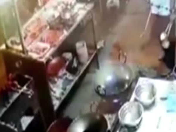 بالفيديو .. لم يعجبه الطعام فكان الحرق جزاؤه