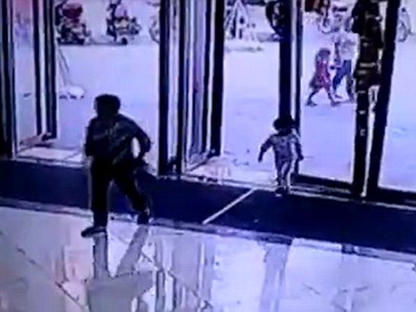 لحظة مرعبة .. ذات الثلاث سنوات نجت بأعجوبة