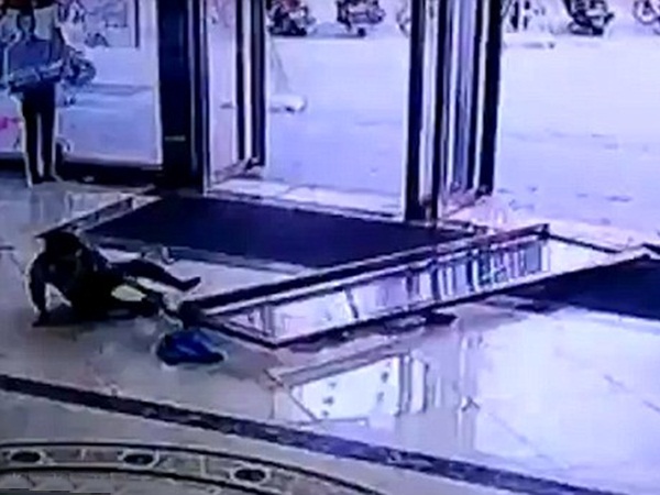 لحظة مرعبة .. ذات الثلاث سنوات نجت بأعجوبة