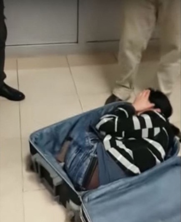 بالفيديو .. العثور على فتاة داخل حقيبة على الحدود التركية