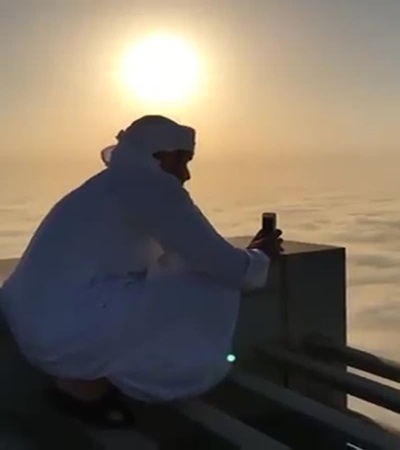 شاهد الضباب خلف ولي عهد دبي .. من فوق ناطحات السحاب بالمدينة