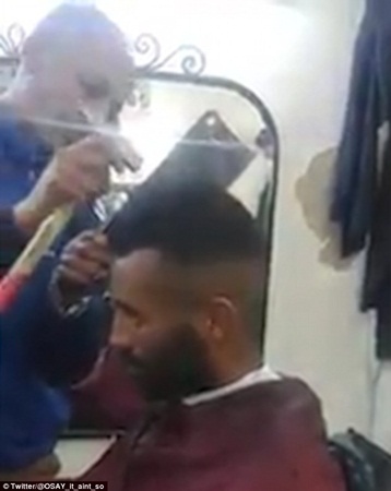 هل تسلمون له رأسكم .. حلاق بالساطور والمطرقة​