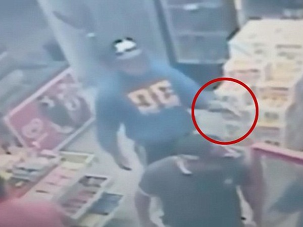 حظه العثر يقوده إلى سرقة متجر والشرطي بداخله .. فيديو