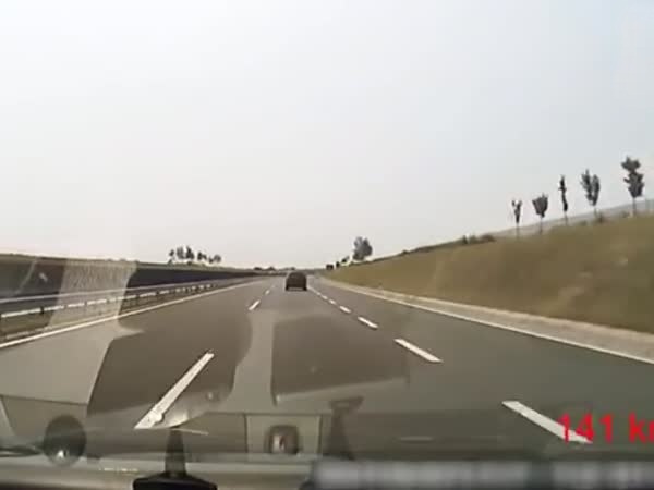 بالفيديو .. يغفو أثناء قيادة السيارة