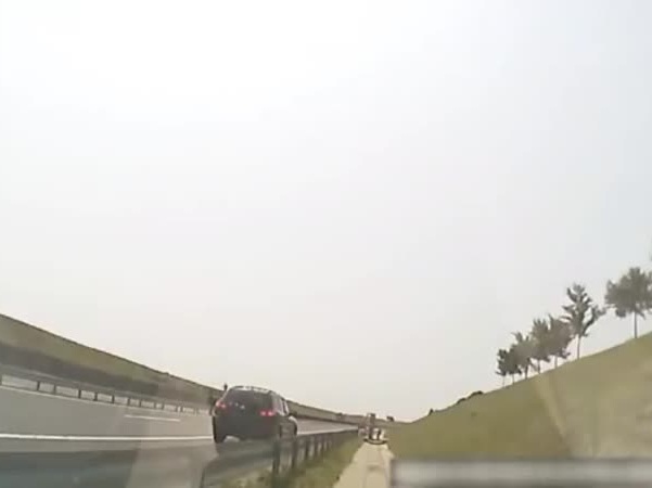 بالفيديو .. يغفو أثناء قيادة السيارة