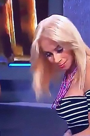 تسقط سنها على الهواء مباشرة وتصاب بالإحراج .. فيديو