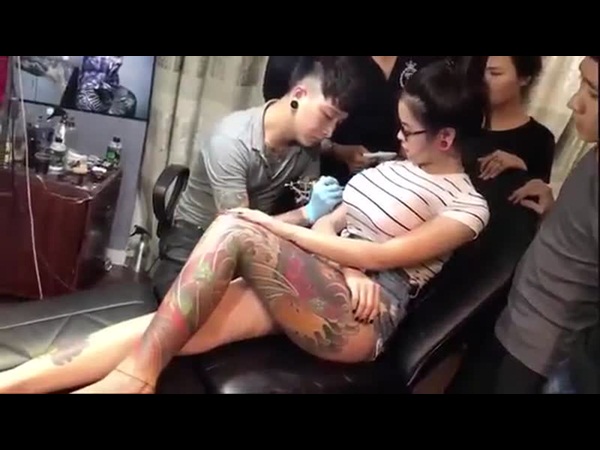 انفجار صدر إحدى الفتيات أثناء رسم وشم على جسمها .. فيديو