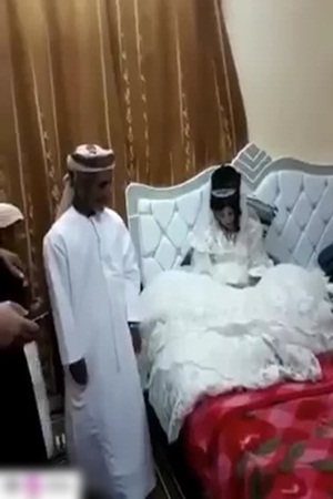 شاهد مسن عماني يتزوج للمرة الأولى بعد إضراب دام 76 عامًا