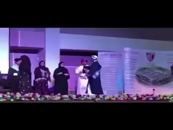 شاهد كيف عبّر هذا الطالب لأمه عن حبه وتقديره لها