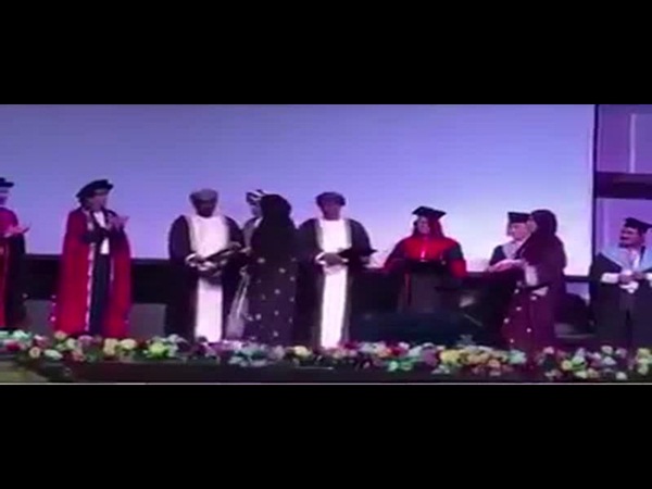 شاهد كيف عبّر هذا الطالب لأمه عن حبه وتقديره لها