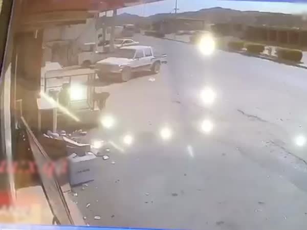 حادث سيارة جنوني ترصده كاميرات المراقبة