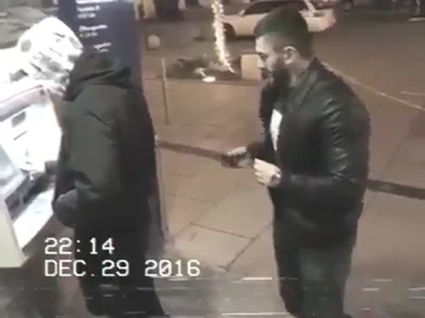 فيديو لطيف .. شاهد رد فعل هذا اللص عند اكتشاف وجود كاميرا مراقبة