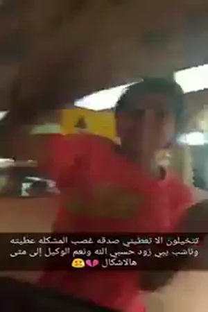 شاهد طفل متسول يطلب الصدقة بالعنف