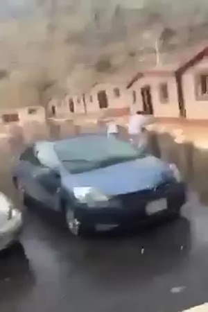شاهد شابين تصيبهما صاعقة رعدية بالفزع