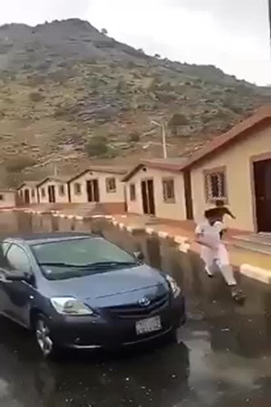 شاهد شابين تصيبهما صاعقة رعدية بالفزع