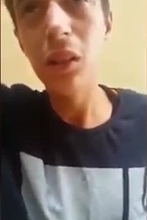 يعاقبان مراهق على السرقة بطريقة قاسية .. فيديو