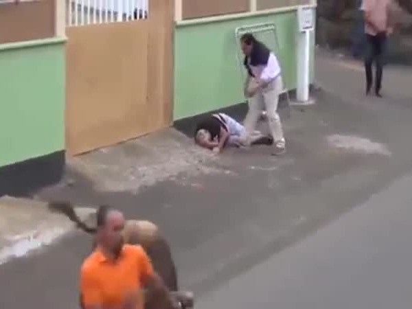 كان يصور المشهد .. فنسى حماية نفسه .. فيديومزعج