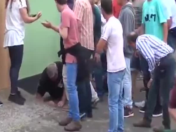 كان يصور المشهد .. فنسى حماية نفسه .. فيديومزعج