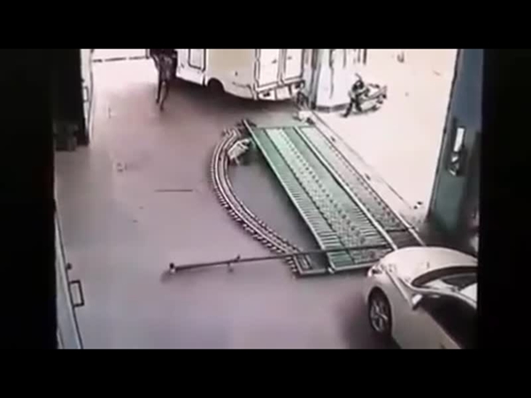 نجا من الاصطدام بالشاحنة ليموت سحقًا تحت الباب الحديدي .. فيديو