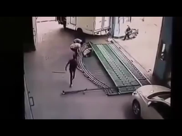 نجا من الاصطدام بالشاحنة ليموت سحقًا تحت الباب الحديدي .. فيديو