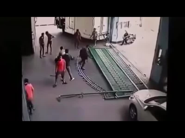 نجا من الاصطدام بالشاحنة ليموت سحقًا تحت الباب الحديدي .. فيديو