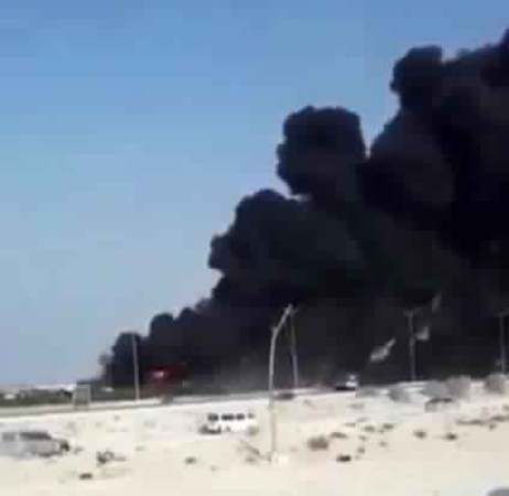 بالفيديو .. إشتعال شاحنتين يمتد ويشعل محطة بنزين بالجبيل