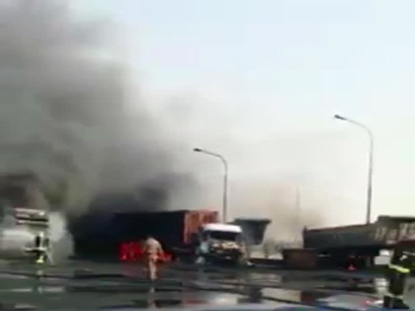 بالفيديو .. إشتعال شاحنتين يمتد ويشعل محطة بنزين بالجبيل