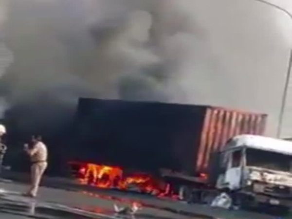 بالفيديو .. إشتعال شاحنتين يمتد ويشعل محطة بنزين بالجبيل