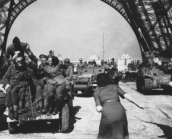 باريس تحتفل بذكرى 125 عامًا على برج إيفل