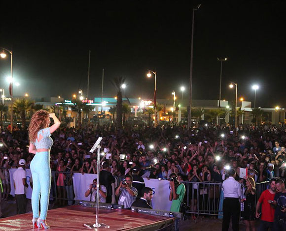 ميريام فارس تستقطب 120 الفاَ إلى منطقة السعدية التي لا يزيد عدد سكانها عن 4 آلاف