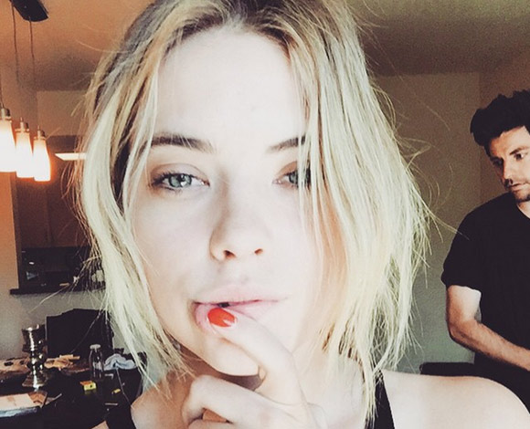 نجمات تتباهين على الإنترنت بإطلالاتهن المثيرة بدون ماكياج