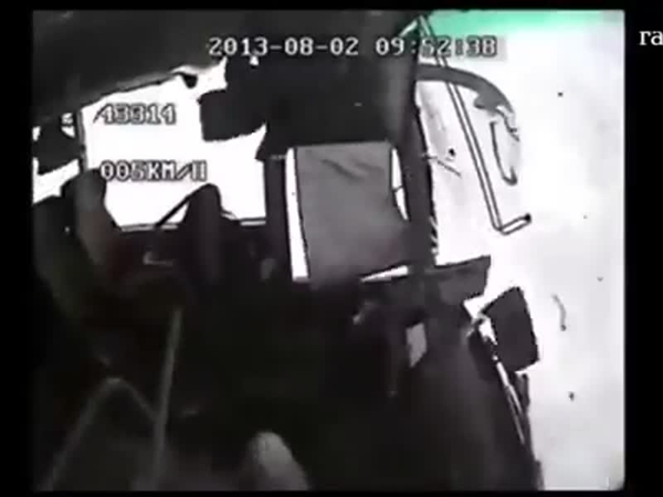 شاهد لحظة انقلاب الحافلة من خلال كاميرات المراقبة بداخل الحافلة