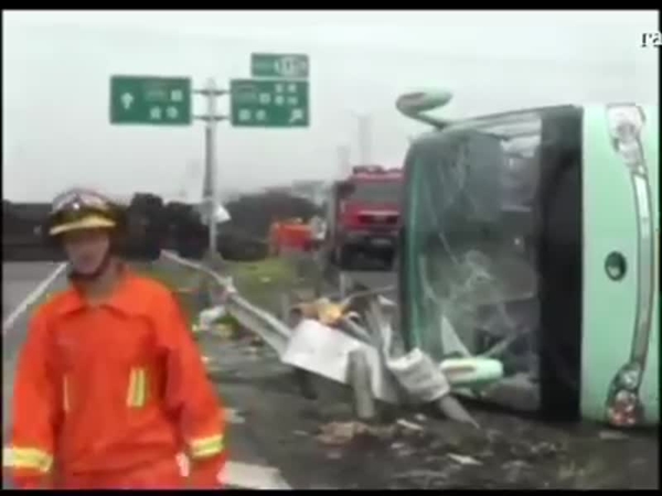 شاهد لحظة انقلاب الحافلة من خلال كاميرات المراقبة بداخل الحافلة