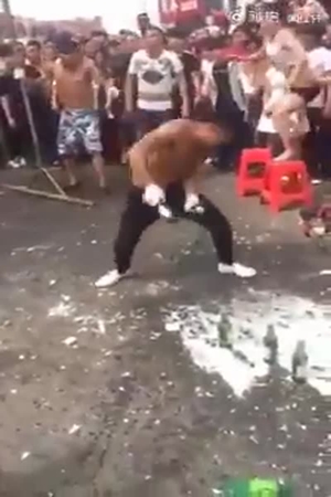 يقوم بكسر الزجاجات على رأسه .. ويطالب بالمزيد .. شاهد الفيديو