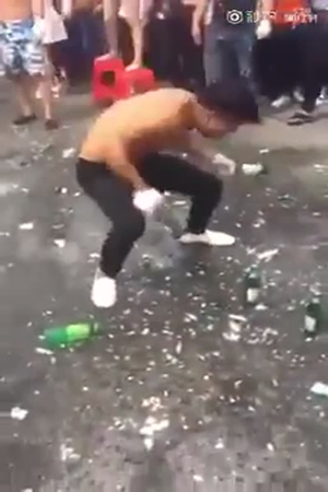 يقوم بكسر الزجاجات على رأسه .. ويطالب بالمزيد .. شاهد الفيديو