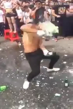 يقوم بكسر الزجاجات على رأسه .. ويطالب بالمزيد .. شاهد الفيديو