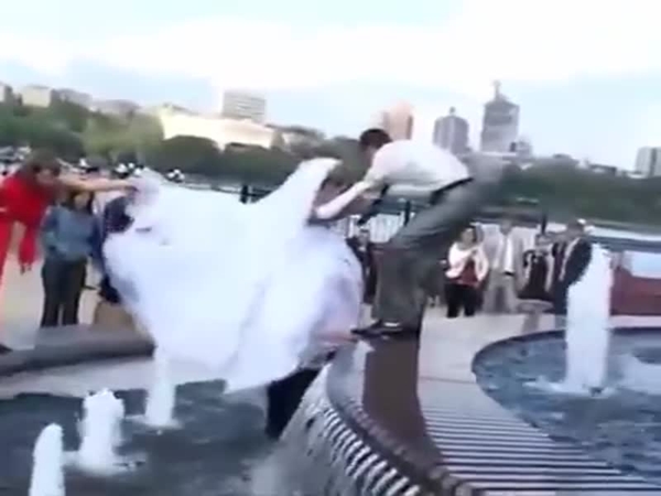 بالفيديو .. كيف تحولت صورة الزفاف إلى توثيق لفشله