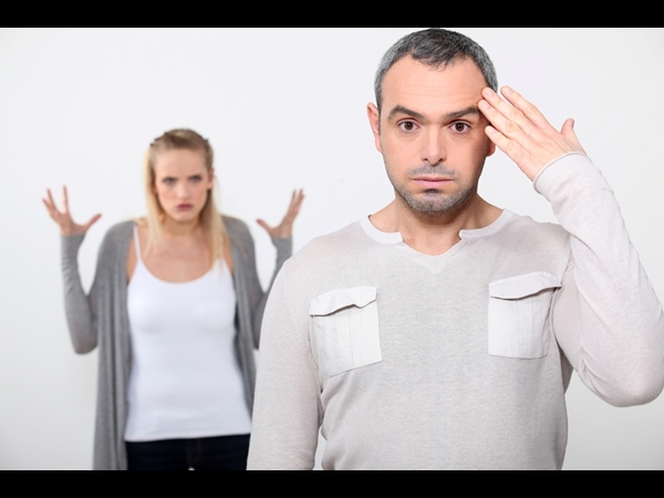 لماذا تنجذب النساء أحيانًا الرجل غير الوسيم .. تعرف على السبب