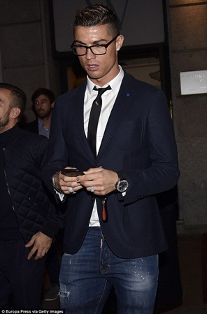 رونالدو يخرج مع حبيبته في مطعم بمدريد .. ويصبحا محور حديث عالم الأناقة