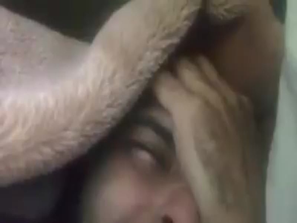 ينشر فيديو بعد استيقاظه من النوم .. يطلب المساعدة من الجميع كي يستطيع العودة للنوم مجددًا