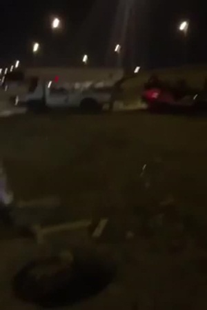 بالفيديو: انقلاب سيارة بسبب حفرة وسط الشارع