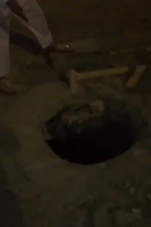 بالفيديو: انقلاب سيارة بسبب حفرة وسط الشارع