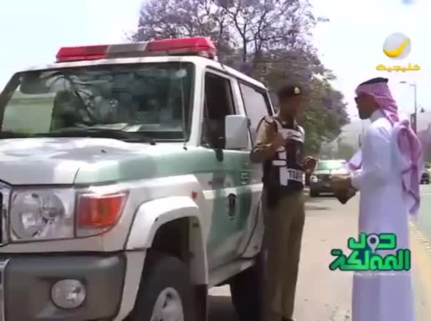 يتلقى مخالفة مرورية أثناء التصوير .. ويوثقها بالفيديو